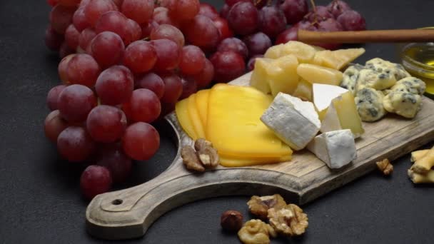 Vídeo de vários tipos de queijo - parmesão, brie, cheddar e roquefort — Vídeo de Stock