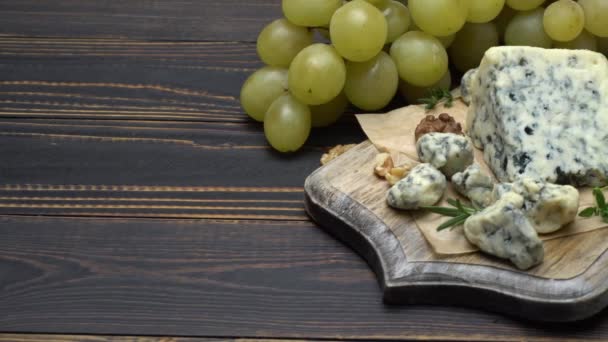 Video van roquefort of dorblu kaas en druiven — Stockvideo