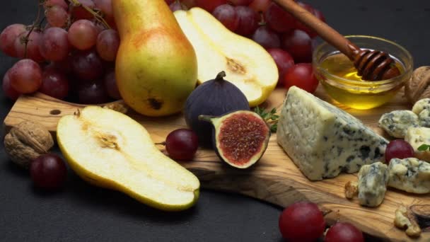Videó a roquefort sajttal vagy dorblu sajt, szőlő — Stock videók