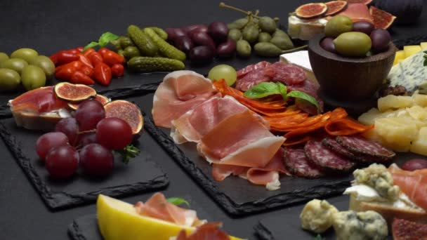 Différents types de repas ou de collations italiennes - fromage, saucisse, olives et parme — Video