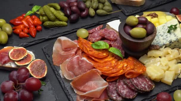 Verschillende soort Italiaanse maaltijd of snack - kaas, worst, olijven en parma — Stockvideo