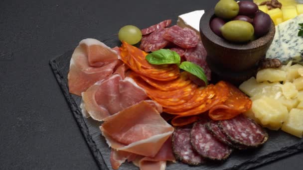 Traditional meat and cheese plate - parmesan, meat, sausage and olives — Stock Video