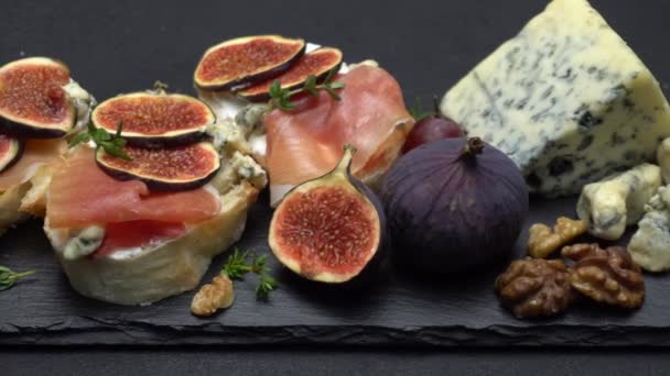 Bruschetta met ham, blauw ceese en verse vijgen — Stockvideo