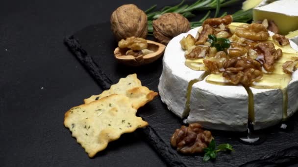 Camembert peyniri ve ceviz yönetim kurulu hizmet veren taş — Stok video