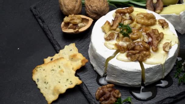 Camembert-Käse und Walnüsse auf Steinplatte — Stockvideo
