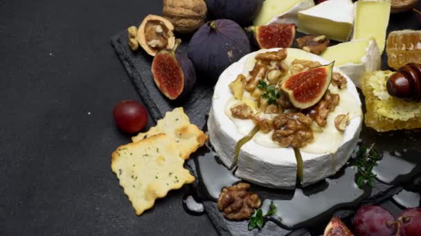 Camembert sajt és dió kő szolgáló tábla — Stock videók