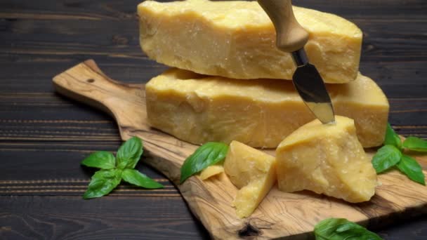 Bitar av parmesan eller parmigiano ost — Stockvideo