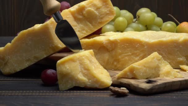 Stukken van Parmezaanse kaas of parmigiano kaas — Stockvideo