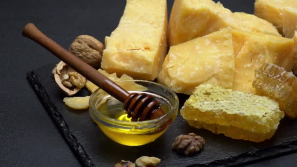 Pedaços de queijo parmesão ou parmigiano — Vídeo de Stock