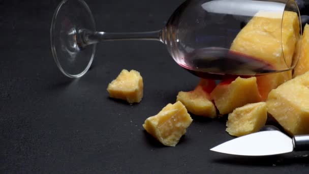 Stukken van Parmezaanse kaas of parmigiano kaas — Stockvideo