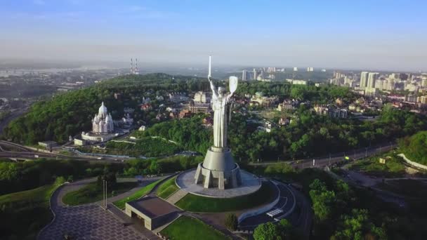 Видео беспилотника с памятником Родине в Киеве, Украина — стоковое видео
