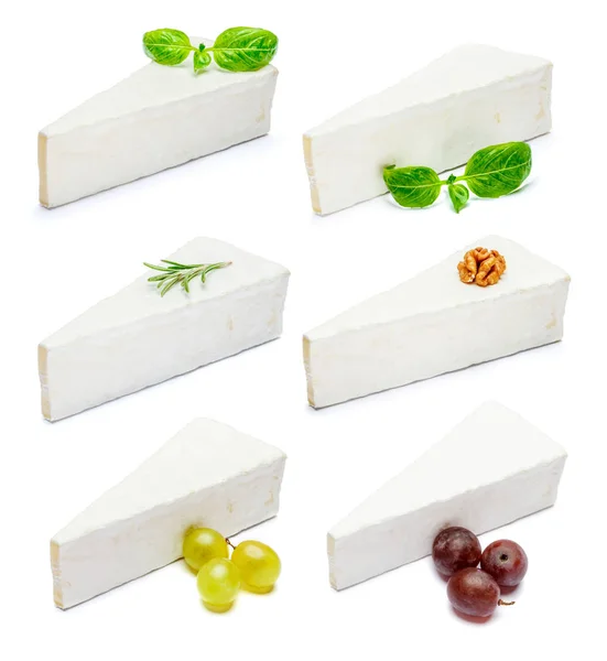 Conjunto de pedaços de queijo brie ou camambert sobre um branco — Fotografia de Stock