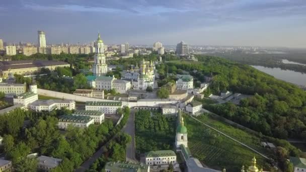 A légi felvétel a Kiev-Pechersk Lavra Ukrán ortodox kolostor — Stock videók