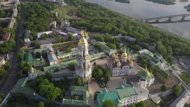 A légi felvétel a Kiev-Pechersk Lavra Ukrán ortodox kolostor — Stock videók