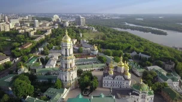 Вид с воздуха на Киево-Печерскую лавру Украинский православный монастырь — стоковое видео