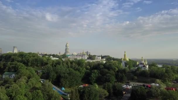 Vue aérienne du monastère orthodoxe ukrainien de Kiev-Pechersk Lavra — Video