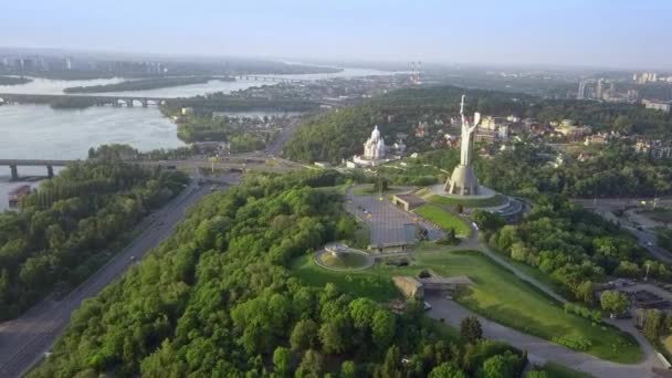 Drone Video van moeder moederland monument in Kiev, Oekraïne — Stockvideo