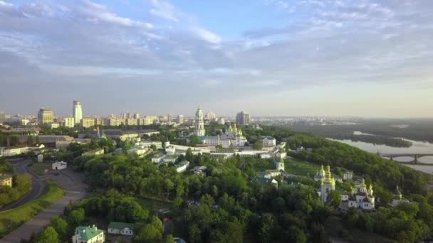 Vista aérea do Mosteiro Ortodoxo Ucraniano de Kiev-Pechersk Lavra — Vídeo de Stock