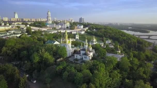 Vista aérea do Mosteiro Ortodoxo Ucraniano de Kiev-Pechersk Lavra — Vídeo de Stock