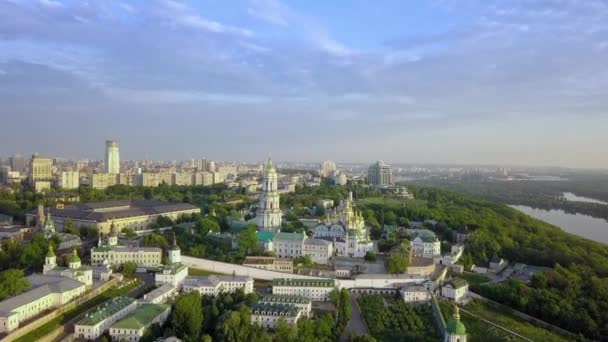 키예프-페체르시크 Lavra 우크라이나 정교회 수도원의 항공 보기 — 비디오