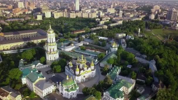 Widok na Kijów-Pechersk Lavra ukraiński prawosławny klasztor — Wideo stockowe
