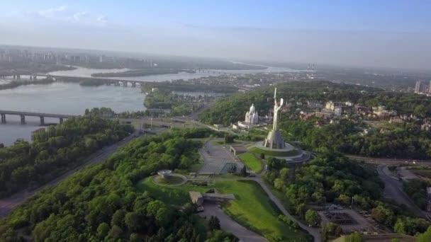 Drone videóinak Mother Motherland emlékmű, Kiev, Ukrajna — Stock videók