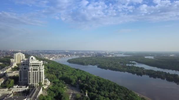 Vista aérea superior del río Kiev y el río Dniéper — Vídeos de Stock