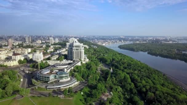 Översta Flygfoto över Kiev och Dnjepr-floden — Stockvideo