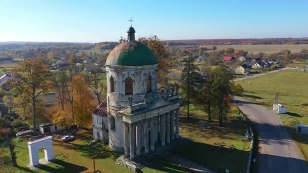 우크라이나 피디 히 르치에 있는 고대 교회의 공중 드론 영상 — 비디오