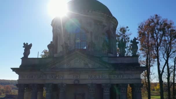 Imágenes aéreas de aviones no tripulados de una antigua iglesia en Pidhirtsi Ucrania — Vídeos de Stock