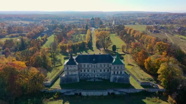 Flygfoto över hemsökta slottet Pidhirtsi, Ukraina — Stockvideo