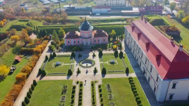 Luchtfoto drone video van Zolochiv kasteel in Lviv regio, Oekraïne — Stockvideo
