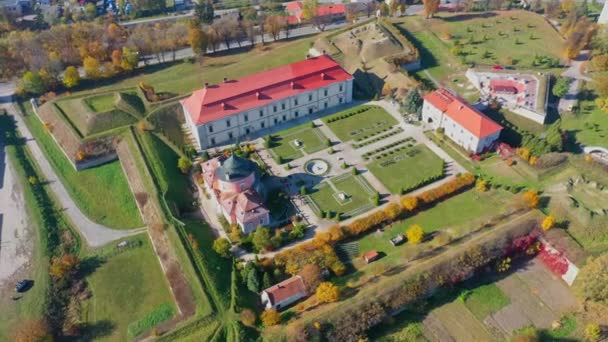 Видео с беспилотника "Золотой замок" во Львовской области, Украина — стоковое видео