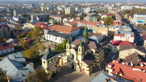 Drone video - Légi felvétel Ivano-Frankivsk város történelmi központjában — Stock videók