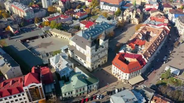 Drone video - Vista aérea del centro histórico de la ciudad de Ivano-Frankivsk — Vídeo de stock
