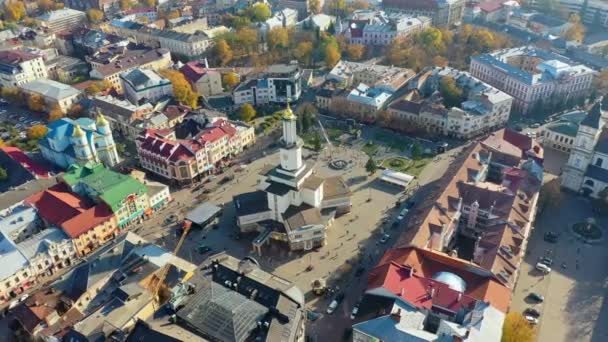 Drone video - Vista aérea del centro histórico de la ciudad de Ivano-Frankivsk — Vídeo de stock