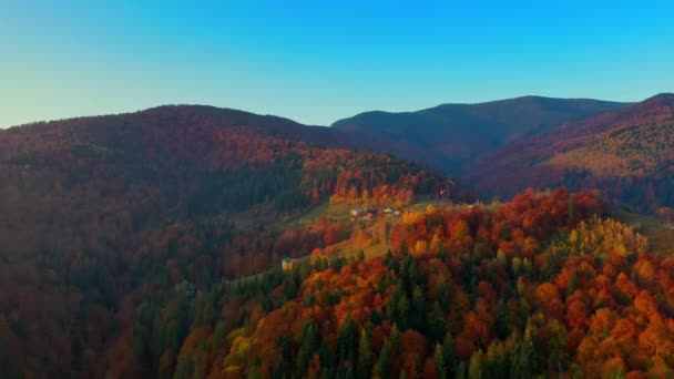 Aerial Drone video volando sobre las montañas Cárpatos, Ucrania, Europa — Vídeos de Stock