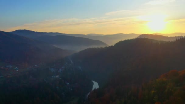 Drone aéreo de vídeo voando sobre montanhas dos Cárpatos, Ucrânia, Europa — Vídeo de Stock