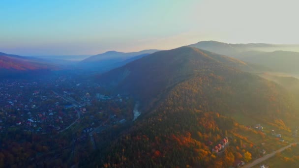 Drone aéreo de vídeo voando sobre montanhas dos Cárpatos, Ucrânia, Europa — Vídeo de Stock