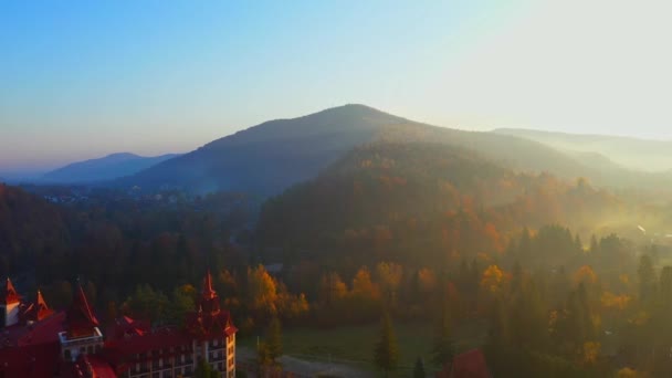 Aerial Drone video volando sobre las montañas Cárpatos, Ucrania, Europa — Vídeo de stock