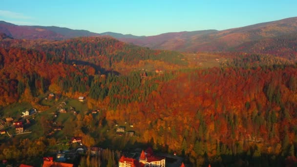 Aerial Drone video volando sobre las montañas Cárpatos, Ucrania, Europa — Vídeos de Stock