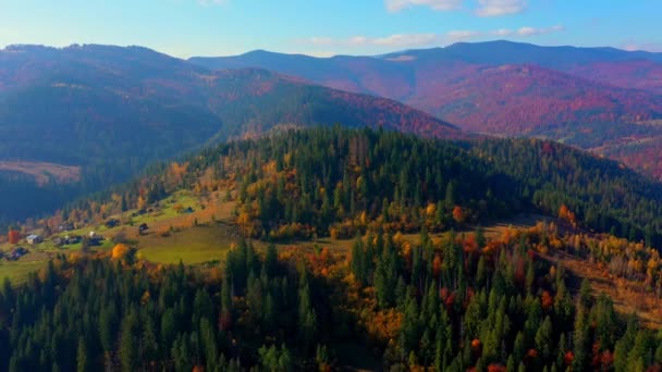 공중 드론 이 우크라이나, 카르 파티아 산맥 상공을 비행하는 모습 — 비디오