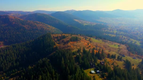 Aerial Drone video volando sobre las montañas Cárpatos, Ucrania, Europa — Vídeos de Stock