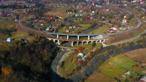 Drone utsikt över gamla bro viadukt i bergsbyn Vorokhta Ukraina — Stockvideo