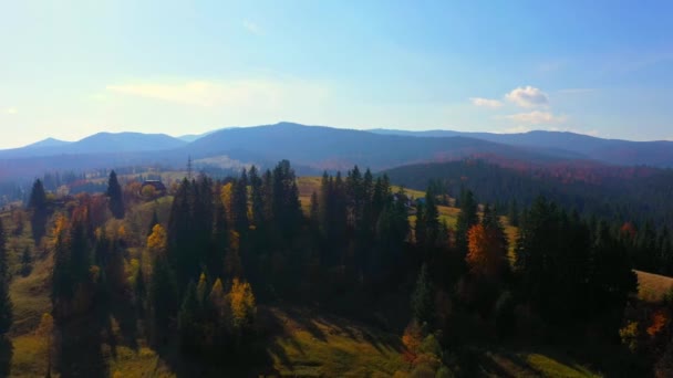 Aerial Drone video volando sobre las montañas Cárpatos, Ucrania, Europa — Vídeo de stock