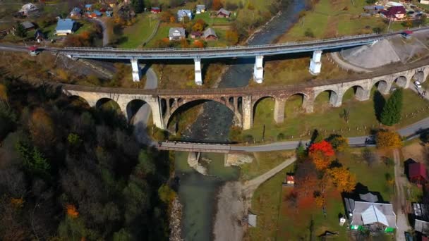 Dron pohled na starý most viadukt v horské vesnici Vorokhta Ukrajina — Stock video