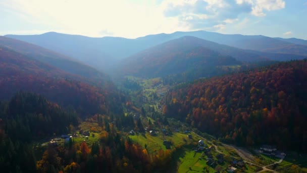Flygdrönare video flyger över Karpaterna berg, Ukraina, Europa — Stockvideo