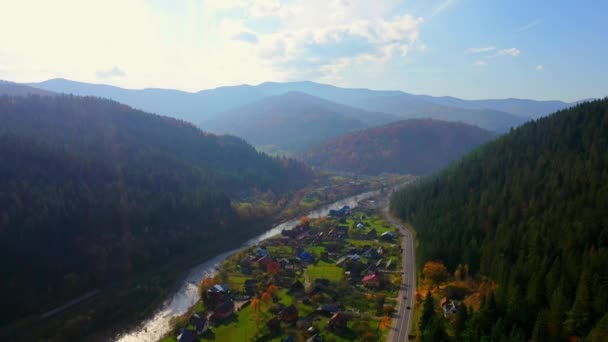 Ukrayna, Avrupa 'daki Karpatlar üzerinde uçan hava aracı videosu — Stok video