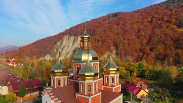 4k Luchtfoto van de orthodoxe kerk met vergulde koepels in de Yaremche in het Karpaten gebergte — Stockvideo