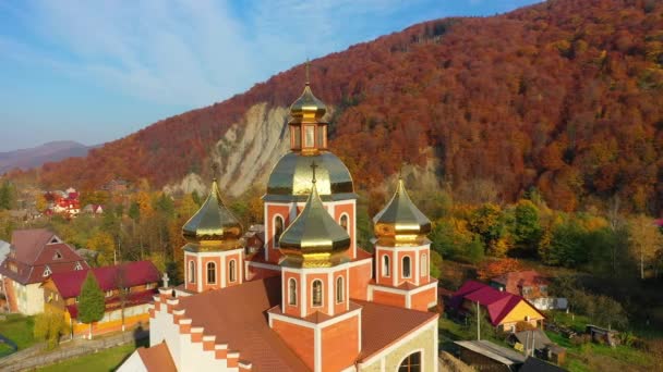 4k Luchtfoto van de orthodoxe kerk met vergulde koepels in de Yaremche in het Karpaten gebergte — Stockvideo